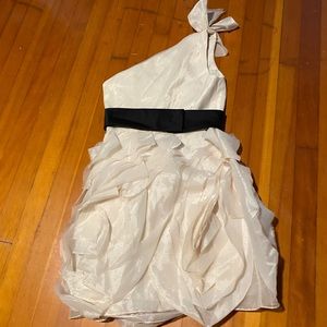 Beautiful dress white by Vera Wang women’s size 6 cream